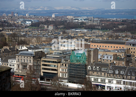Blick nach Norden über die Stadt in Richtung Fife aus Edinburgh Castle, Schottland. Stockfoto