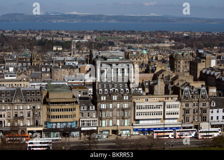 Blick nach Norden über die Stadt in Richtung Fife aus Edinburgh Castle, Schottland. Stockfoto