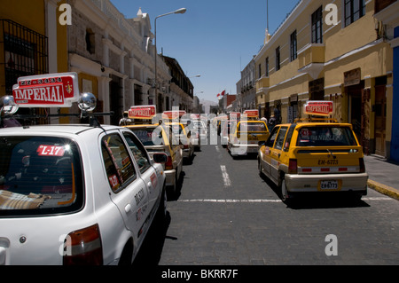 Straße Protest in Arequipa, Peru, von Taxifahrern über steigende Kosten für Benzin Stockfoto