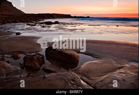 Vor Dämmerung Licht auf den Felsen am Port Mulgrave in der Nähe von Staithes Stockfoto