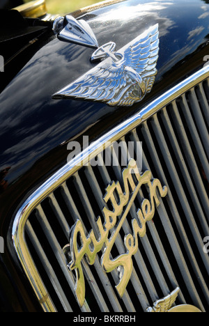 Austin Seven, Chrome Badge Detail am Frontgrill Stockfoto