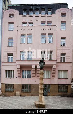 kubistischen Stil Straßenlaterne vor Jugendstil-Gebäude, Prag, Tschechische Republik Stockfoto