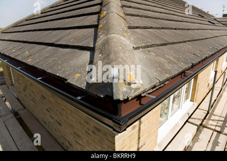 Ecke von Dächern und Dachrinne / Dachrinnen und Dach Ridge Fliesen / Kacheln: Twickenham. VEREINIGTES KÖNIGREICH. Stockfoto