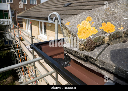 Ecke der Rinne / Dachrinnen und Ridge Fliese Halterung Dach: Twickenham. VEREINIGTES KÖNIGREICH. Stockfoto