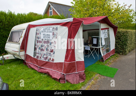 Wahllokal in Wohnwagen Markise an Coedkernew in Newport West Wahlkreis South Wales UK Stockfoto