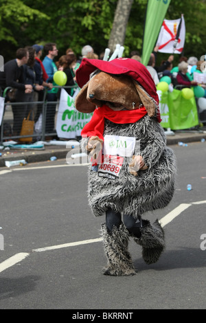 Läufer im Kostüm während der London-Marathon 2010 Stockfoto