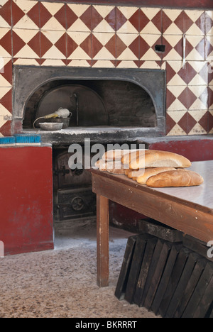 Frisches Brot auf einem Tisch in einer traditionellen Bäckerei im Bereich Bourgos von Naxos-Stadt, Griechenland Stockfoto