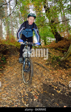 Mountainbiker in Delamere Wald, Cheshire, England Stockfoto