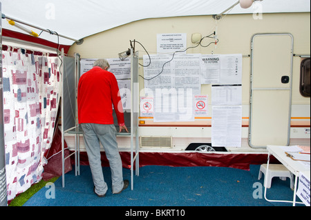 Senior woman Stimmabgabe im Wahllokal in Wohnwagen Markise an Coedkernew in Newport West Wahlkreis South Wales UK Stockfoto