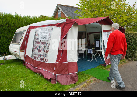 Senior woman Stimmabgabe im Wahllokal in Wohnwagen Markise an Coedkernew in Newport West Wahlkreis South Wales UK Stockfoto