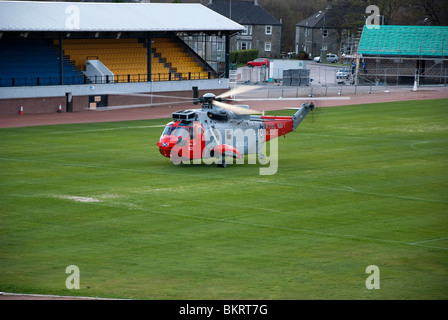 Königliche Marine Suche & Rettung Sea King MK5 Hubschrauber in Dunoon Sportplatz Stockfoto