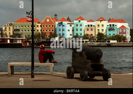 Curacao, Willemstad, die Waterfront Häuser mit Blick auf die Sint Annabaai Otrobanda Stockfoto