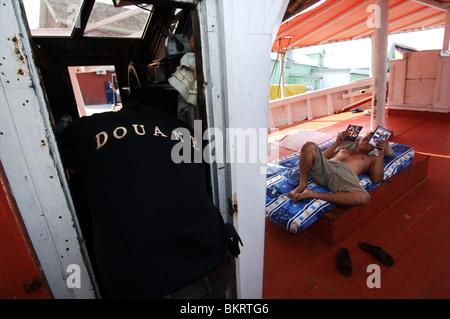 Curacao-Willemstad, Zollbeamten suchen Boote für Drogen und Schmuggelware Stockfoto