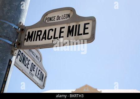 Straßenschild unter Angabe der Kreuzung der Miracle Mile und Ponce de Leon, Coral Gables, Miami, Florida Stockfoto