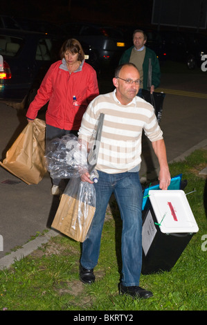 Parlamentswahl 2010 Wahlurnen mit Stimmzettel kommen bei der Zählung in Newport South Wales UK Stockfoto