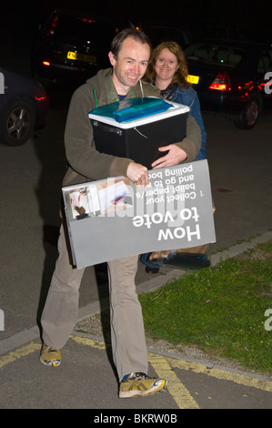 Parlamentswahl 2010 Wahlurnen mit Stimmzettel kommen bei der Zählung in Newport South Wales UK Stockfoto