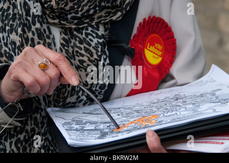 Mitglieder der Labour-Partei und Kandidaten Jane Thomas Verteidigung des marginalen Sitzes der Keighley bei den Parlamentswahlen 2010 Stockfoto