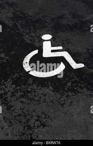 Ein Zeichen für behinderte Menschen auf einem Parkplatz Stockfoto