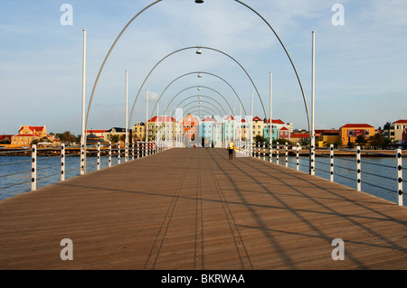 Curacao, Willemstad, Königin Emmabridge, die Waterfront Häuser von Punda auf Handelskade, mit Blick auf die Sint Annabaai Stockfoto