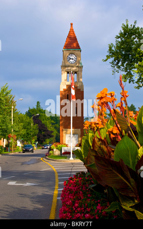 Stadt-Uhr und Kenotaph, Niagara-on-the-Lake, Ontario. Kanada Stockfoto