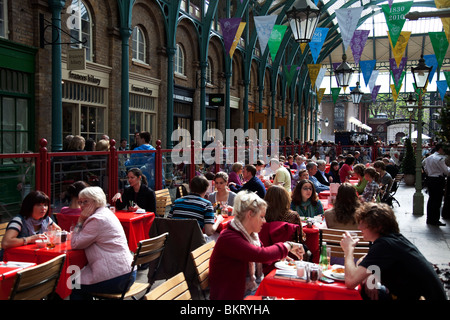 Apple-Markt im Herzen von Covent Garden im Londoner West End. Diese indoor-Bereich hat Restaurants und Ständen für Touristen. Stockfoto