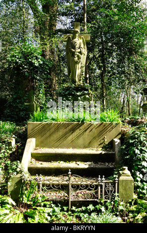 Viktorianische Stein Engelsstatue auf Grab in Highgate Cemetery West, London Stockfoto