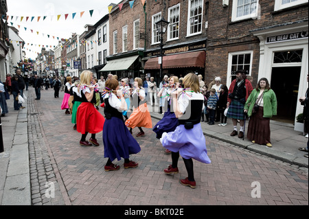 Eine Damen Morris Seite tanzen auf dem fegt Festival Stockfoto