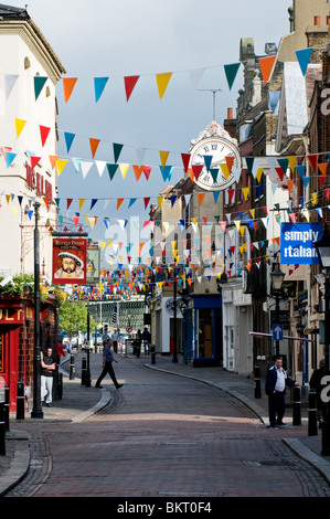 Wimpel gestreckt auf der High Street in Vorbereitung für den Start des fegt Festival in Rochester in Kent Stockfoto