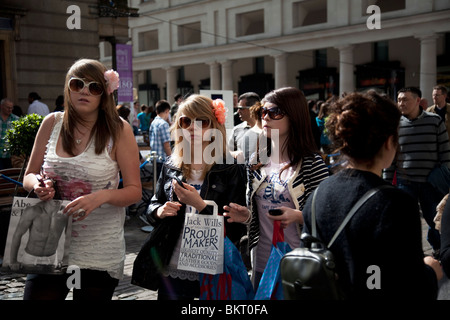 Mode bewusst Jugendliche Sonnenbrille Parade um Covent Garden im Londoner West End. Stockfoto