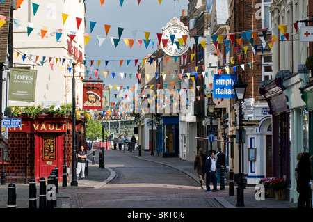 Wimpel gestreckt auf der High Street in Vorbereitung für den Start des fegt Festival in Rochester in Kent Stockfoto