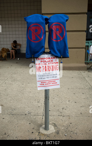 Kein Parkplatz Schilder und überdachte Parkuhren in Hoboken, New Jersey auf Sonntag, 2. Mai 2010. (© Frances M. Roberts) Stockfoto