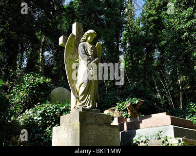 Stone Angel in Highgate Cemetery West, London Stockfoto