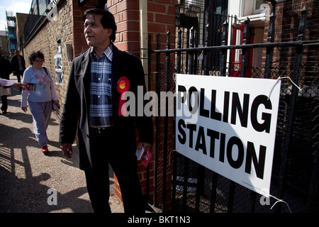 Vorwiegend muslimische Wähler und Unterstützer in einem Wahllokal in Whitechapel im East End von London. Stockfoto