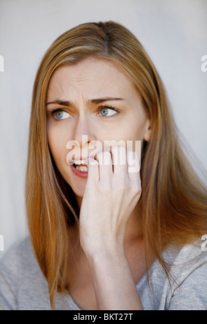 Mädchen, die Nägel isst Stockfoto