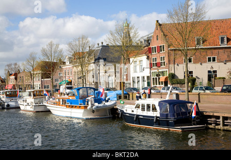 Boote im alten Hafen, Enkhuizen, Niederlande Stockfoto