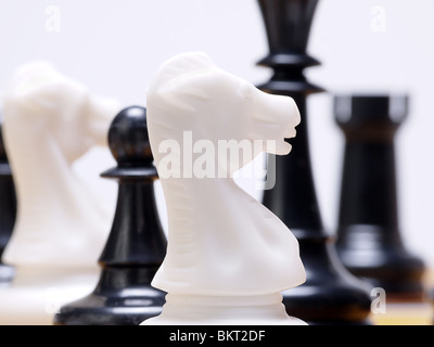 Nahaufnahme Bild von weißen und schwarzen Schachfiguren Stockfoto