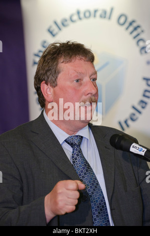 Sammy Wilson, MP für Osten Antrim und Minister für Finanzen im Nordirischen Versammlung bei der Zählung für die Wahl 2010 Stockfoto