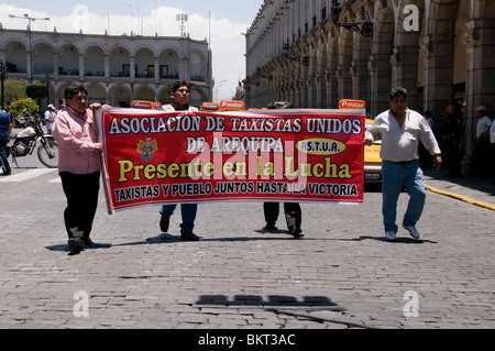 Straße Protest in Arequipa, Peru, von Taxifahrern über steigende Kosten für Benzin Stockfoto