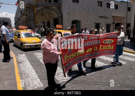 Straße Protest in Arequipa, Peru, von Taxifahrern über steigende Kosten für Benzin Stockfoto