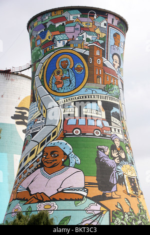Bemalte Kraftwerk Kühlturm in Soweto, Johannesburg, Südafrika Stockfoto