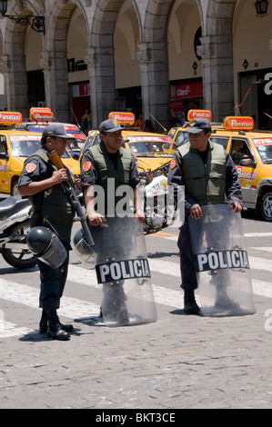 Bereitschaftspolizei an Straße Proteste in Arequipa, Peru, von Taxifahrern über steigende Kosten für Benzin Stockfoto