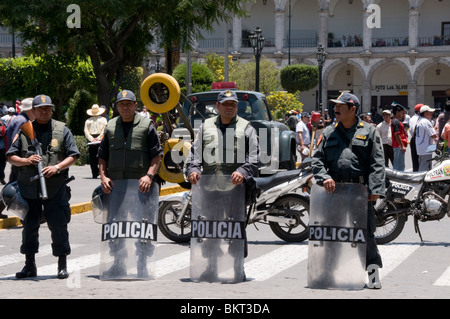 Bereitschaftspolizei an Straße Proteste in Arequipa, Peru, von Taxifahrern über steigende Kosten für Benzin Stockfoto