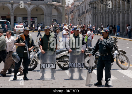 Bereitschaftspolizei an einer Straße Proteste in Arequipa, Peru, von Taxifahrern über steigende Kosten für Benzin Stockfoto