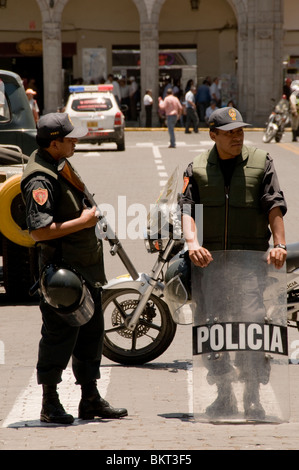 Bereitschaftspolizei an Straße Proteste in Arequipa, Peru, von Taxifahrern über steigende Kosten für Benzin Stockfoto