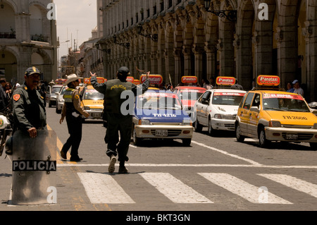 Straße Protest in Arequipa, Peru, von Taxifahrern über steigende Kosten für Benzin Stockfoto