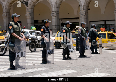 Bereitschaftspolizei an Straße Proteste in Arequipa, Peru, von Taxifahrern über steigende Kosten für Benzin Stockfoto