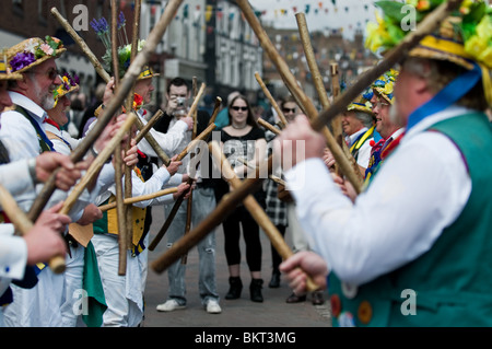 Ein Stick Dance, der von Little Egypt Morris beim Sweeps Festival in Rochester in Kent, Großbritannien, aufgeführt wird. Stockfoto
