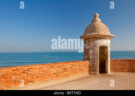 Ein Schilderhaus mit Blick aufs Meer auf der Burg von San Cristobal in San Juan, Puerto Rico, West Indies. Stockfoto