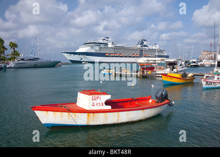 Die Marina und den Hafen von Oranjestad, Aruba mit der Celebrity Cruise Schiff Millenium. Stockfoto