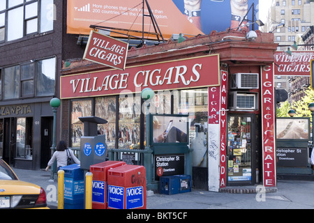 Dorf Zigarren, Tabak-Shop an der Ecke der 7th Avenue South und der Christopher Street in Greenwich Village, NYC Stockfoto